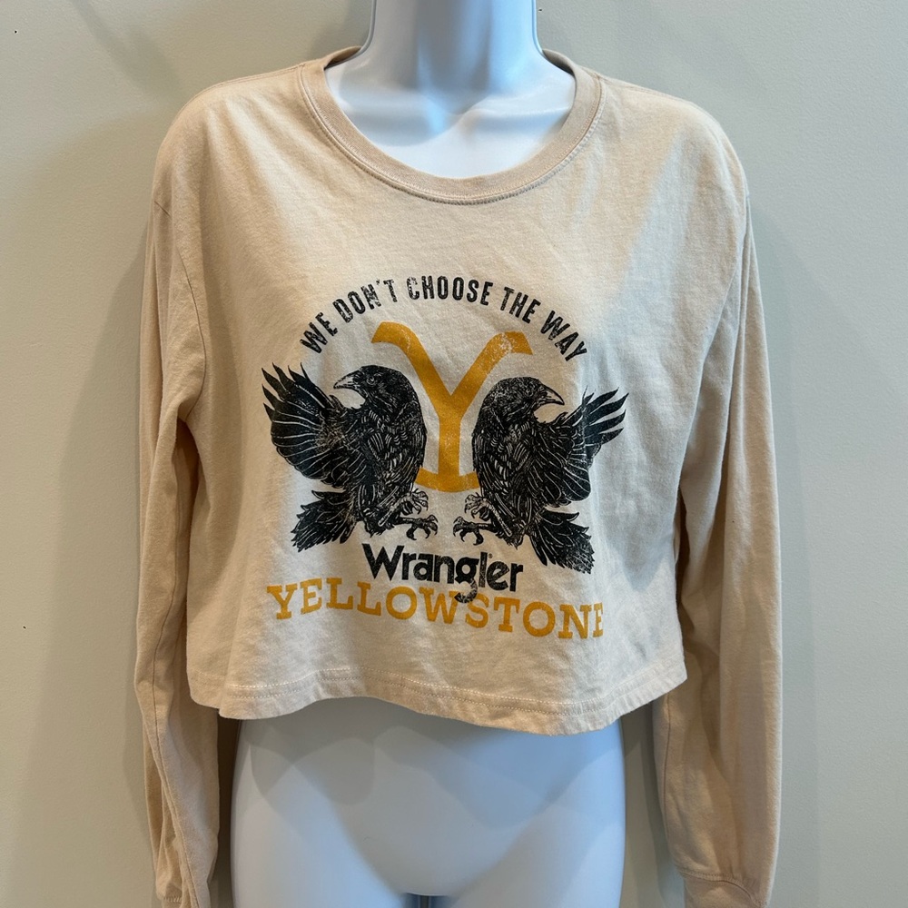 Wrangler Yellowstone Graphic Crop T-Shirt Beige with Black and Yellow Size Small